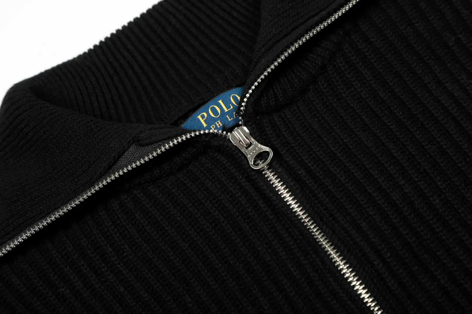 P300 top quality" Style number: DS051# (not off the shelves all year round) [Ralph Lauren large lapel solid color basic full zipper goddess style knitted cardigan] ✅Ralph Lauren Lazy large lapel double zipper classic goddess style knitted new coat ✅Main supplier platform live broadcast Wholesale entity Wholesale entity Replenish when out of stock Not off the shelf ✅ZP quality 1:1 version Scan the code to enter the GF website Counter quality ✅Details and quality are the only one in Guangzhou. Imported quality cotton yarn, focusing on high-end, cost-effective, good quality needless to say. ✅Restore the original version. The maximum size can be worn up to 160 pounds. Loose, comfortable and stress-free. ✅The upper body is simple and easy to put on. A must-have for goddess ootd. Good-looking clothes are never picky. A must-have for goddesses. Recommended for wardrobe. Size: S-XL. Color: black, white, gray, navy.